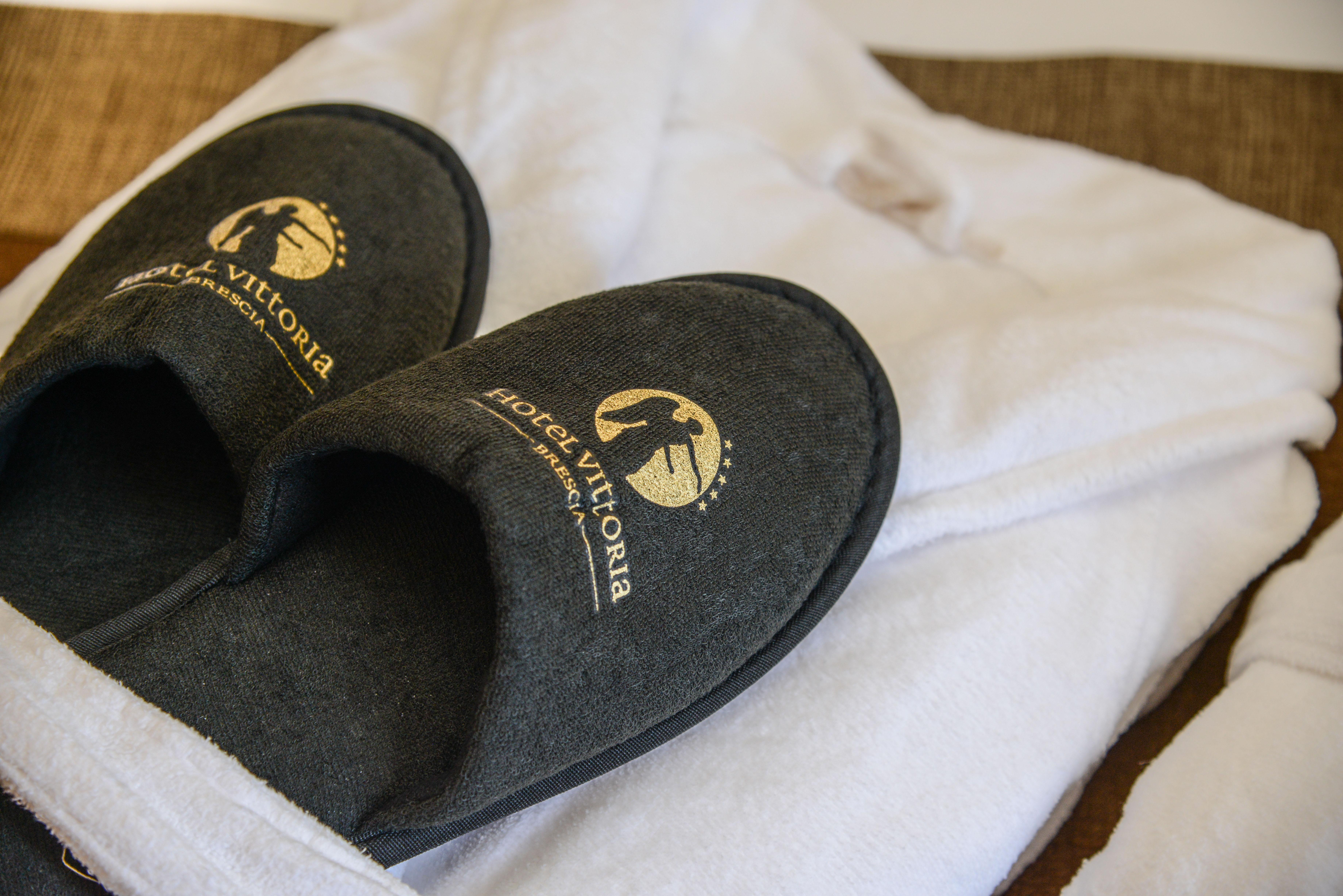Hotel Vittoria Brescia Exterior foto Slippers and bathrobe